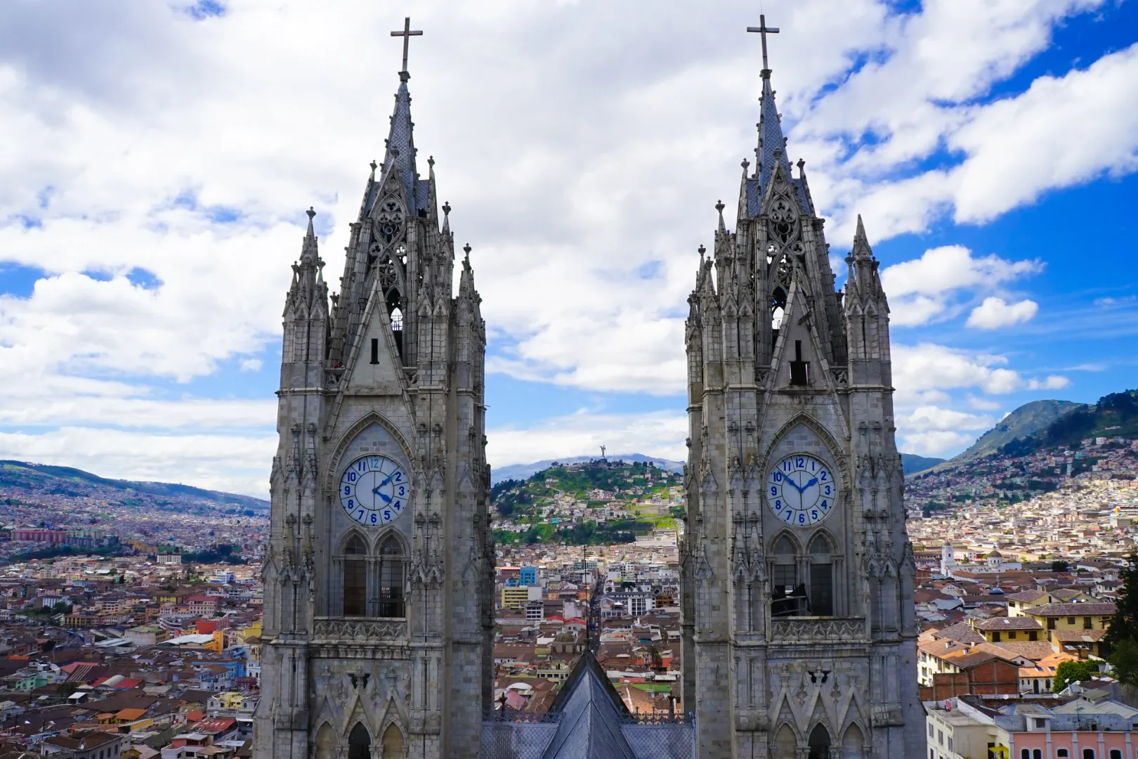 Neugotische Basilika in Quito, umgeben von Bergen und historischer Stadtarchitektur