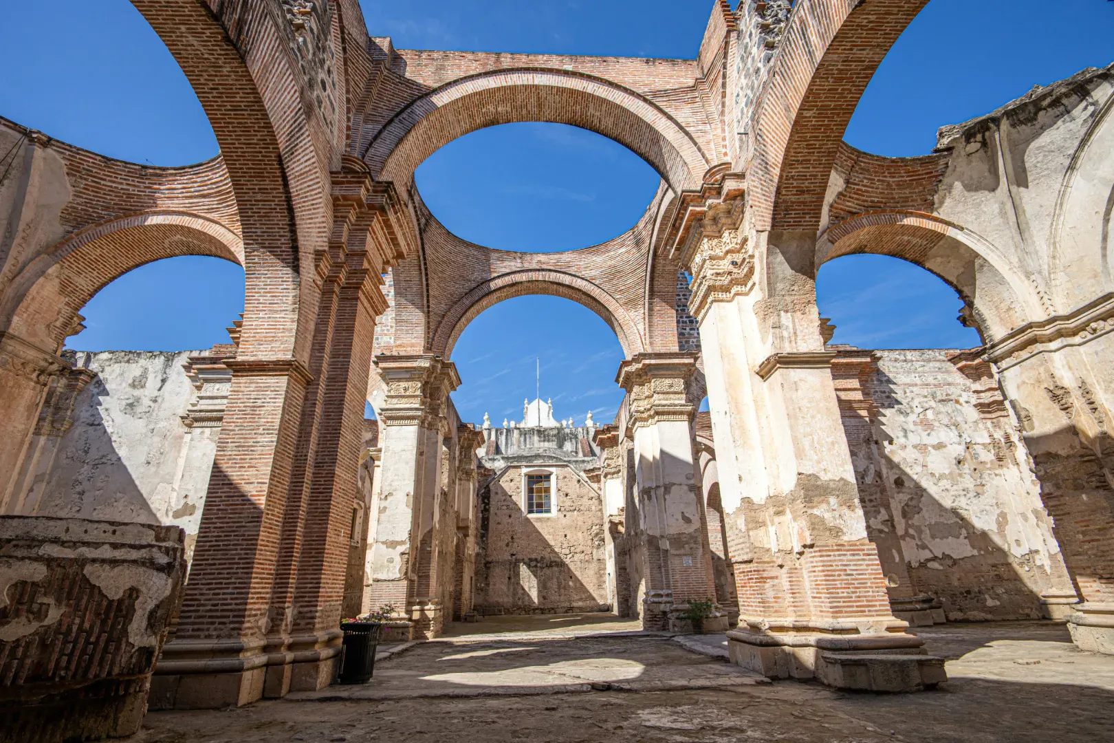 Rovine storiche di una chiesa coloniale in Guatemala con archi e architettura antica