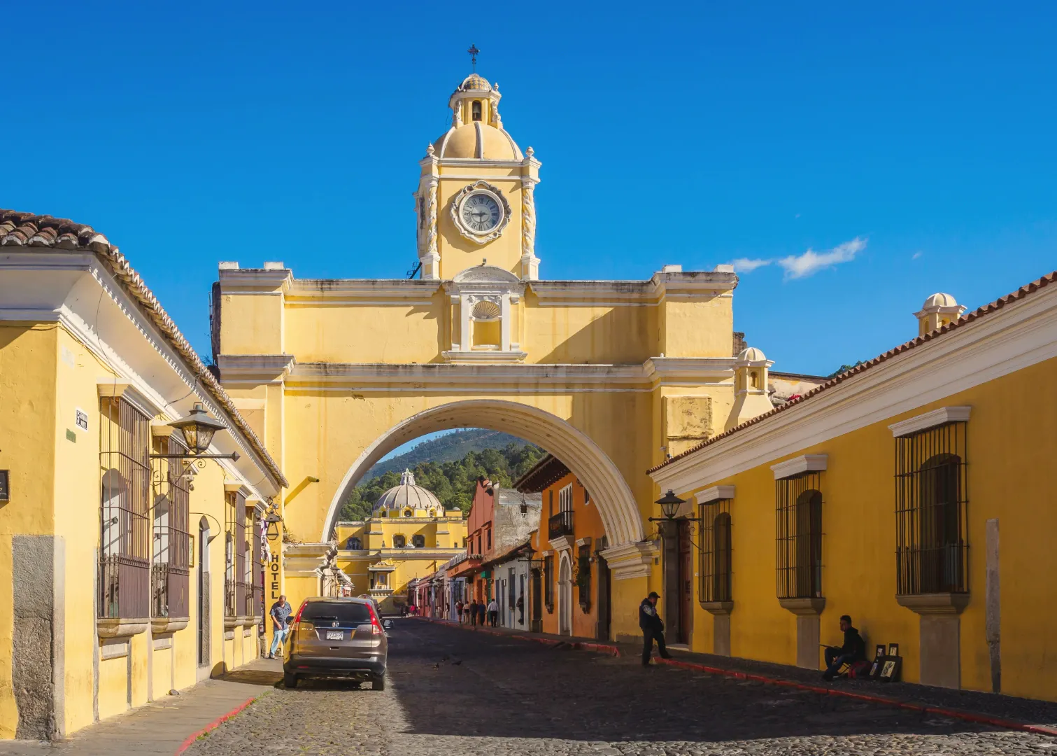 Strada coloniale in Guatemala con il Santa Catalina Arch sotto un cielo azzurro limpido