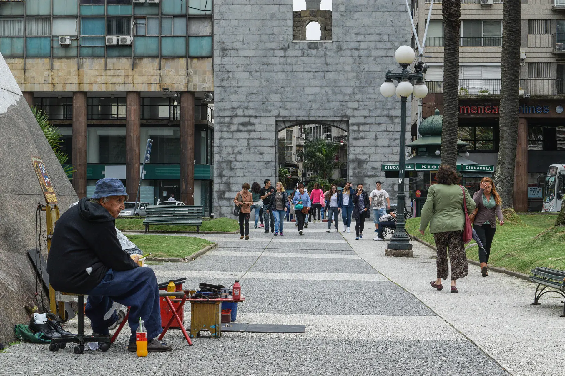 モンテビデオの都市中心部にある人々が歩く都市広場