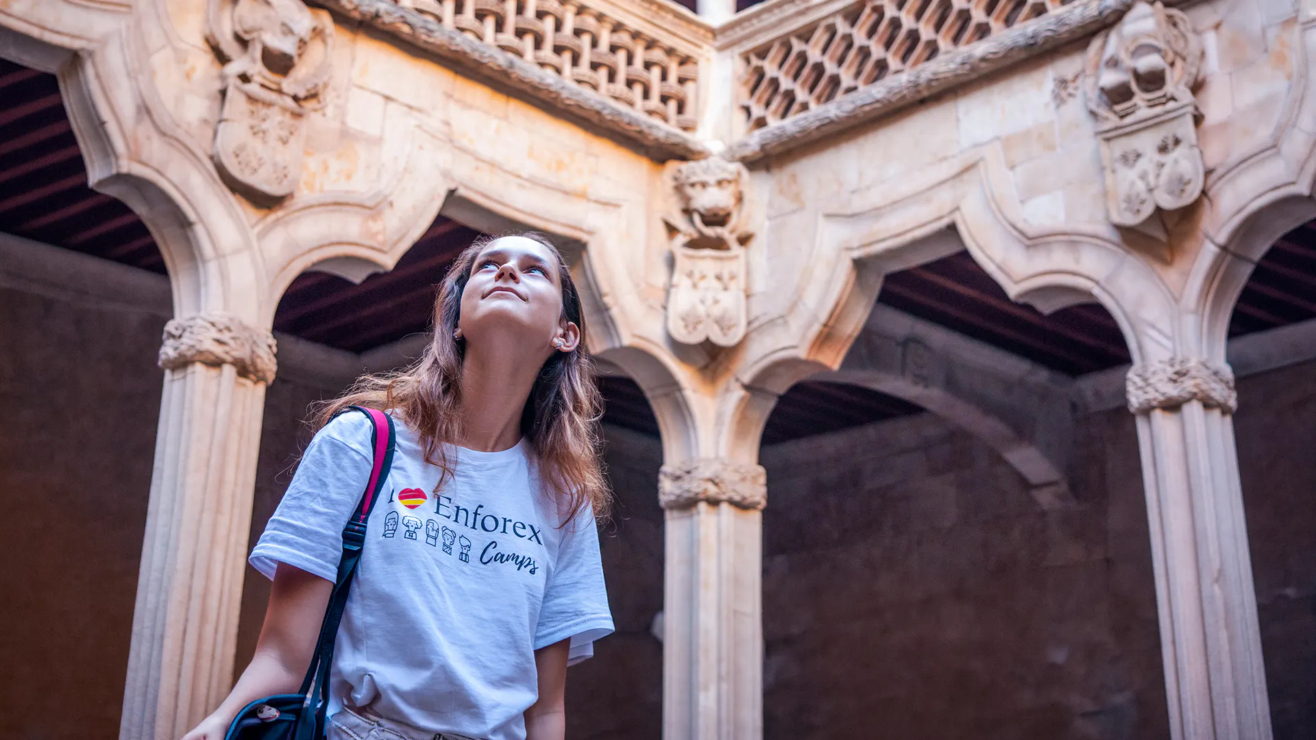 Estudante visitando a parte antiga de Salamanca