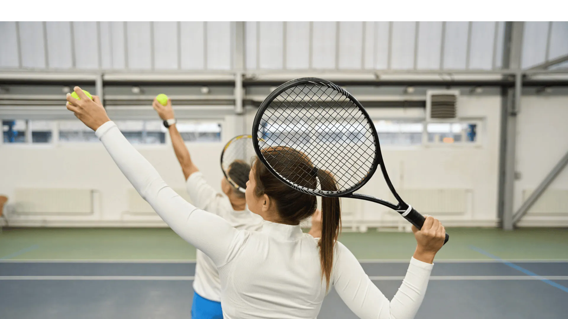 due studenti che danno una lezione di tennis