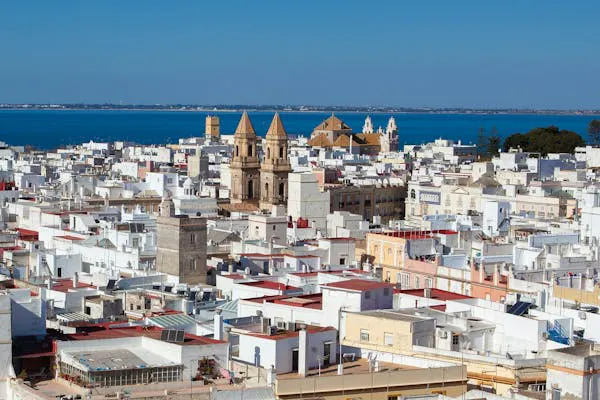 Vista panoramica della città storica di Cadice