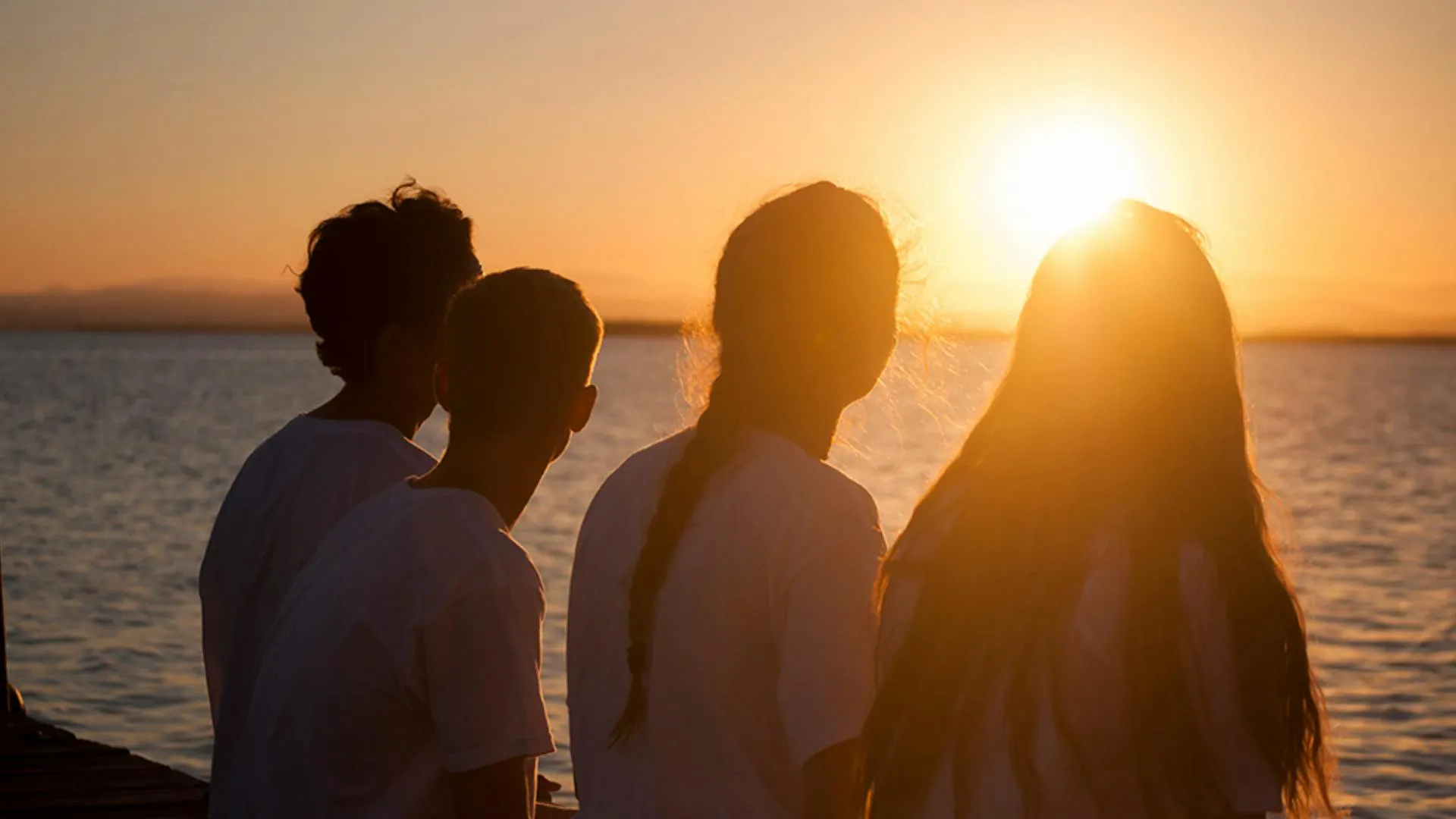 Gruppo di quattro studenti del camp estivo che si godono il tramonto presso la laguna dell’Albufera a Valencia