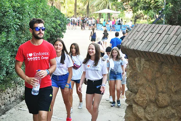 Supervisione dello staff dei camp estivi durante le escursioni