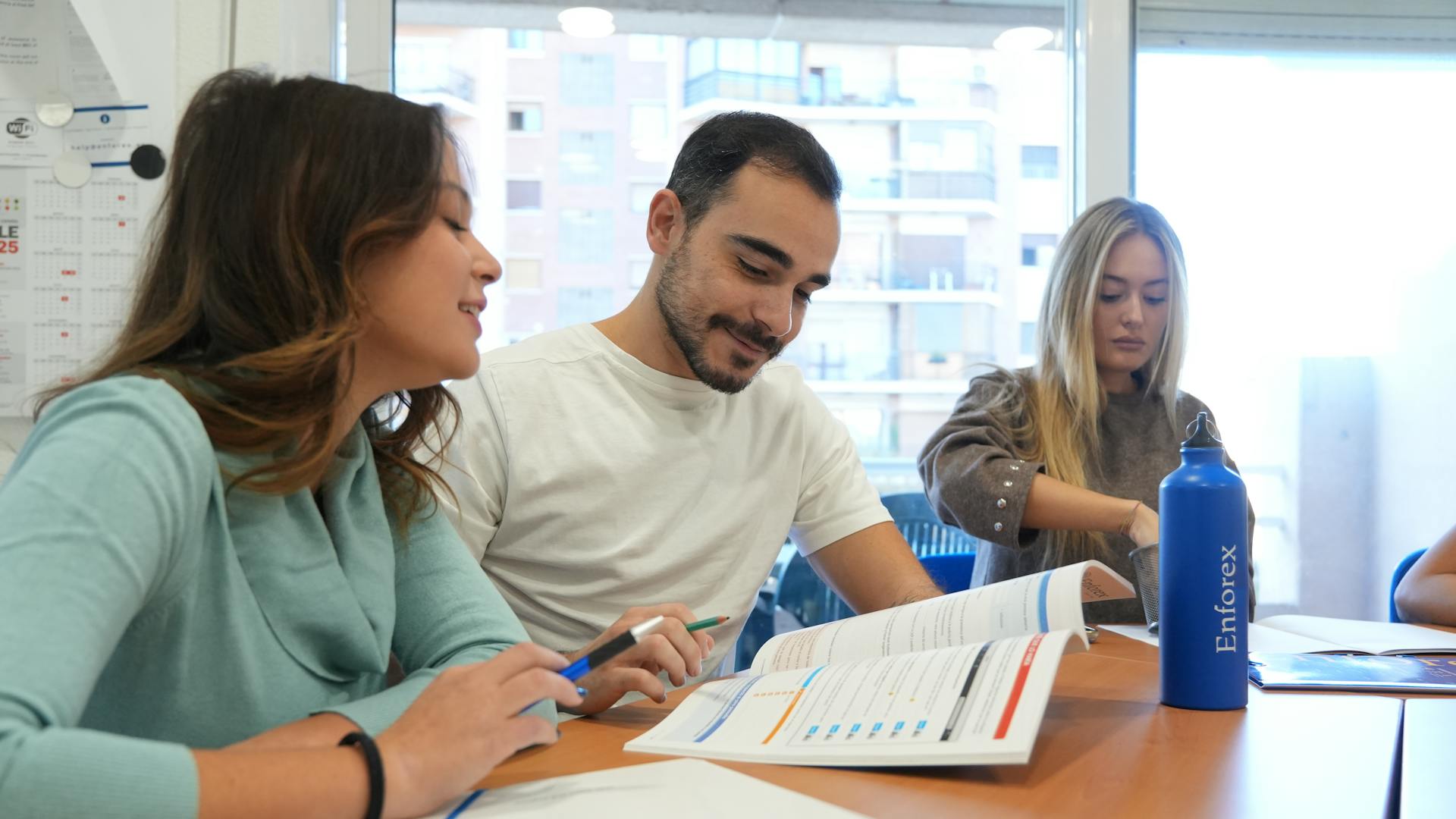 Estudantes participando de aulas de espanhol em pequenos grupos interativos na Enforex.