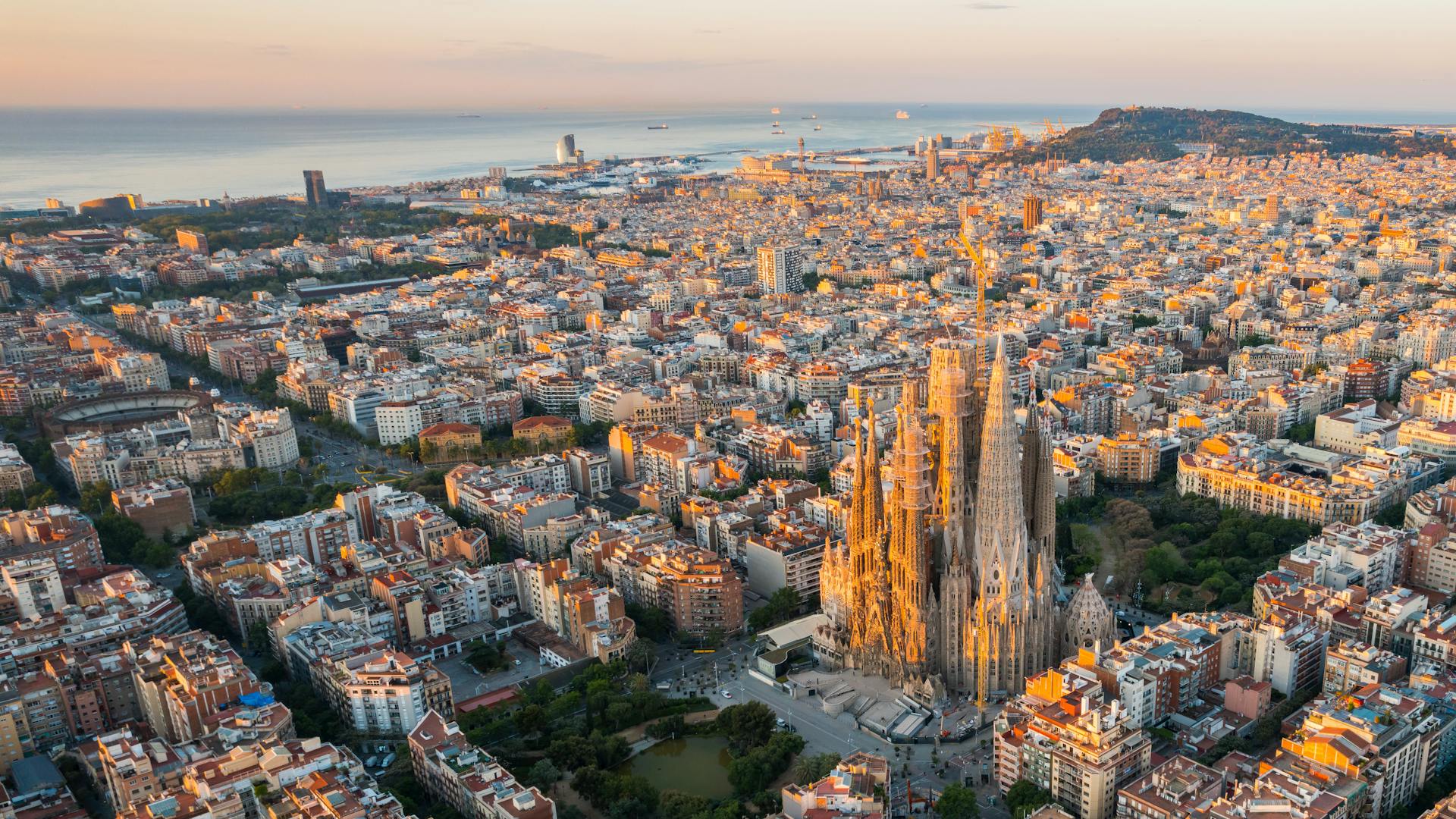 Vista panorâmica de Barcelona, uma das cidades mais cosmopolitas da Espanha.