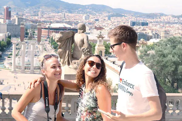 Studenti al campo estivo Enforex Barcellona nel Parco della Ciutadella con l'Arc de Triomf sullo sfondo.