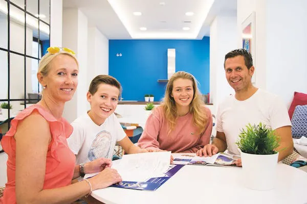 Una famiglia che impara lo spagnolo insieme in classe