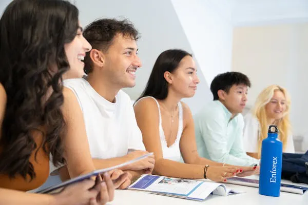 Un piccolo gruppo di studenti che impara lo spagnolo in classe
