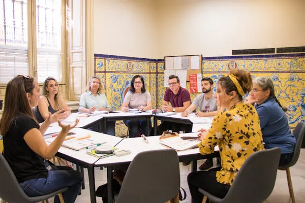 Un lezione di spagnolo di gruppo con l'insegnante e gli studenti