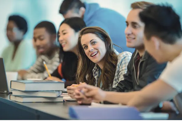 Classe di spagnolo multiculturale con diversi studenti internazionali e uno studente sorridente
