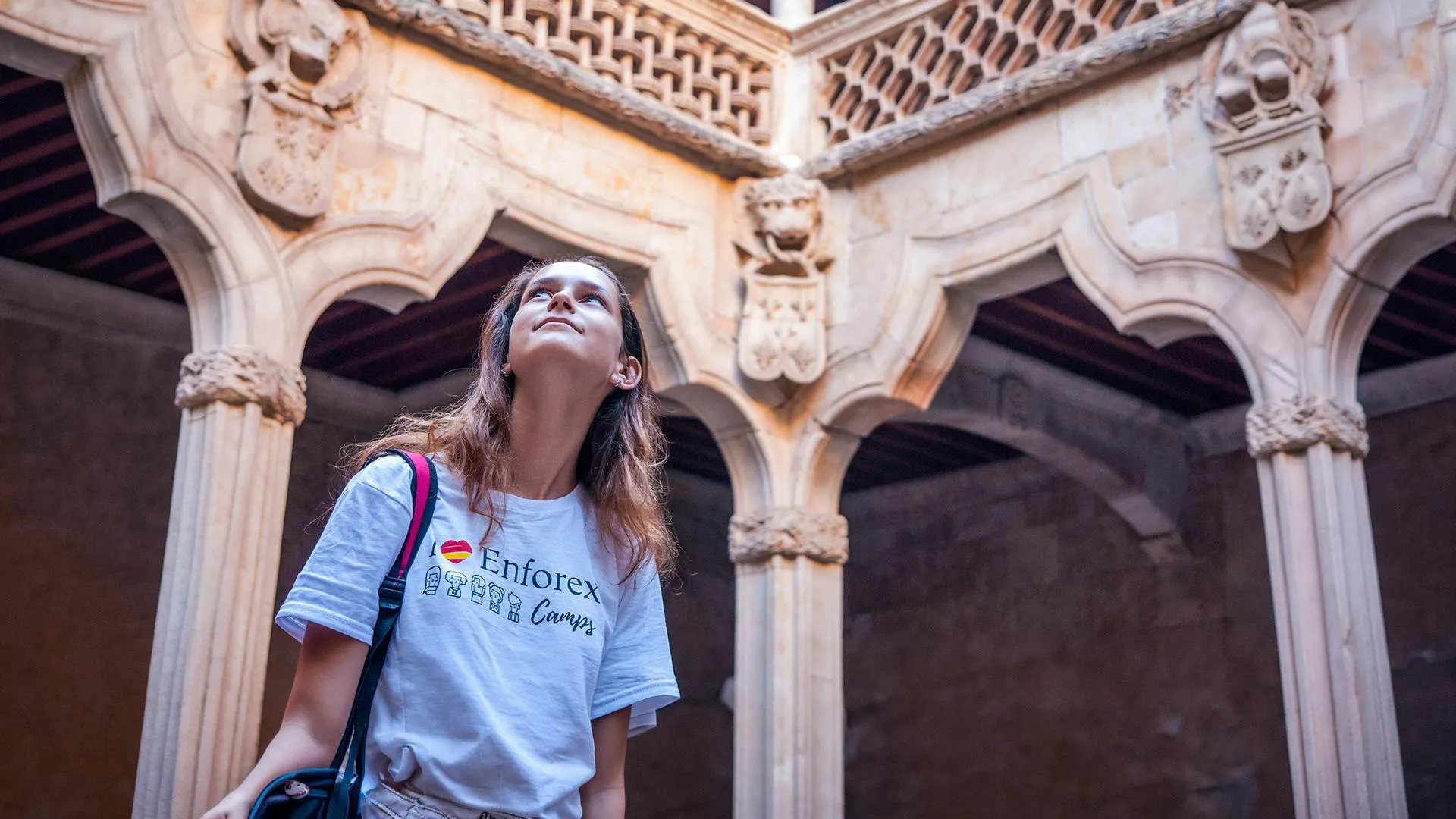 Studente che visita la parte antica di Salamanca