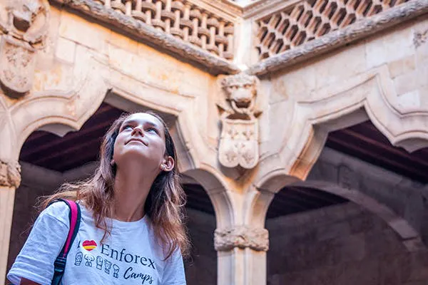 طالب يزور الجزء القديم من سالامانكا