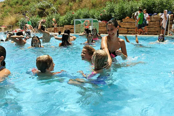 Partecipanti al campo che si divertono in piscina
