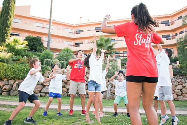 Partecipanti al campo che svolgono attività con gli istruttori