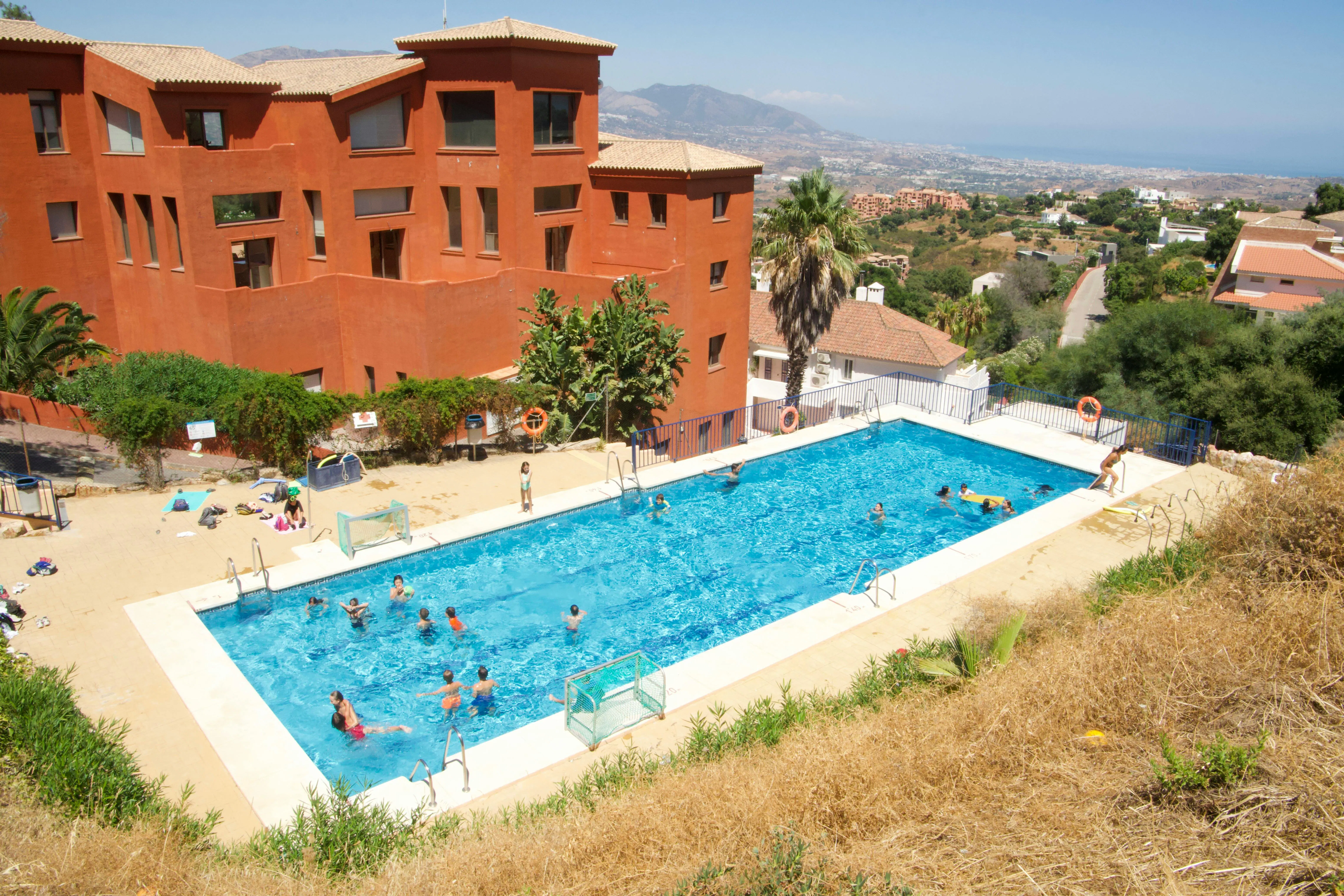 Piscina del campo estivo Enforex Marbella Elviria