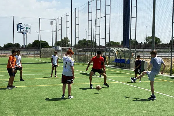 Teilnehmer der Enforex-Camps beim Fußball
