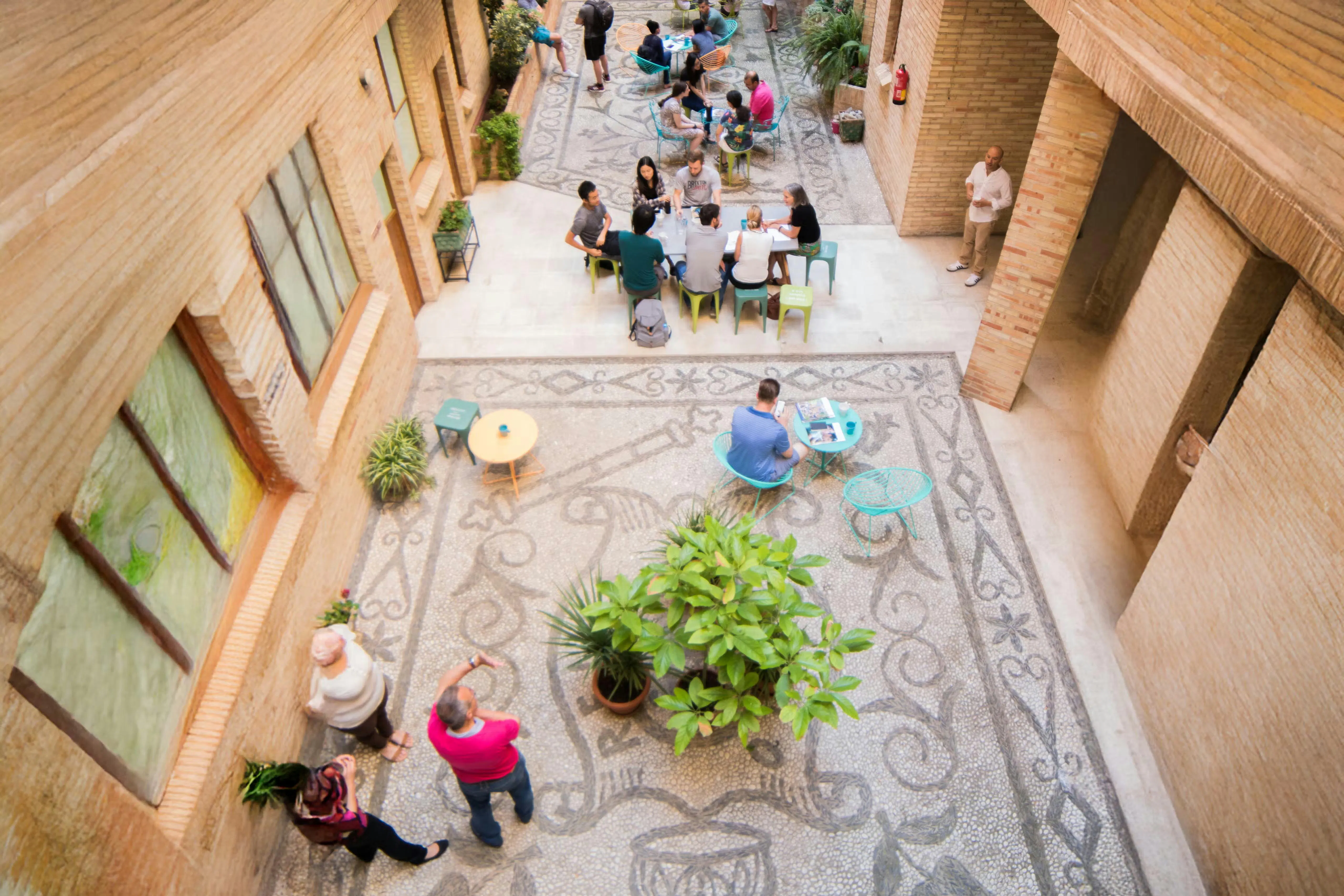 Impara lo spagnolo nella nostra scuola di Granada con studenti internazionali e goditi lezioni immersive in Andalusia