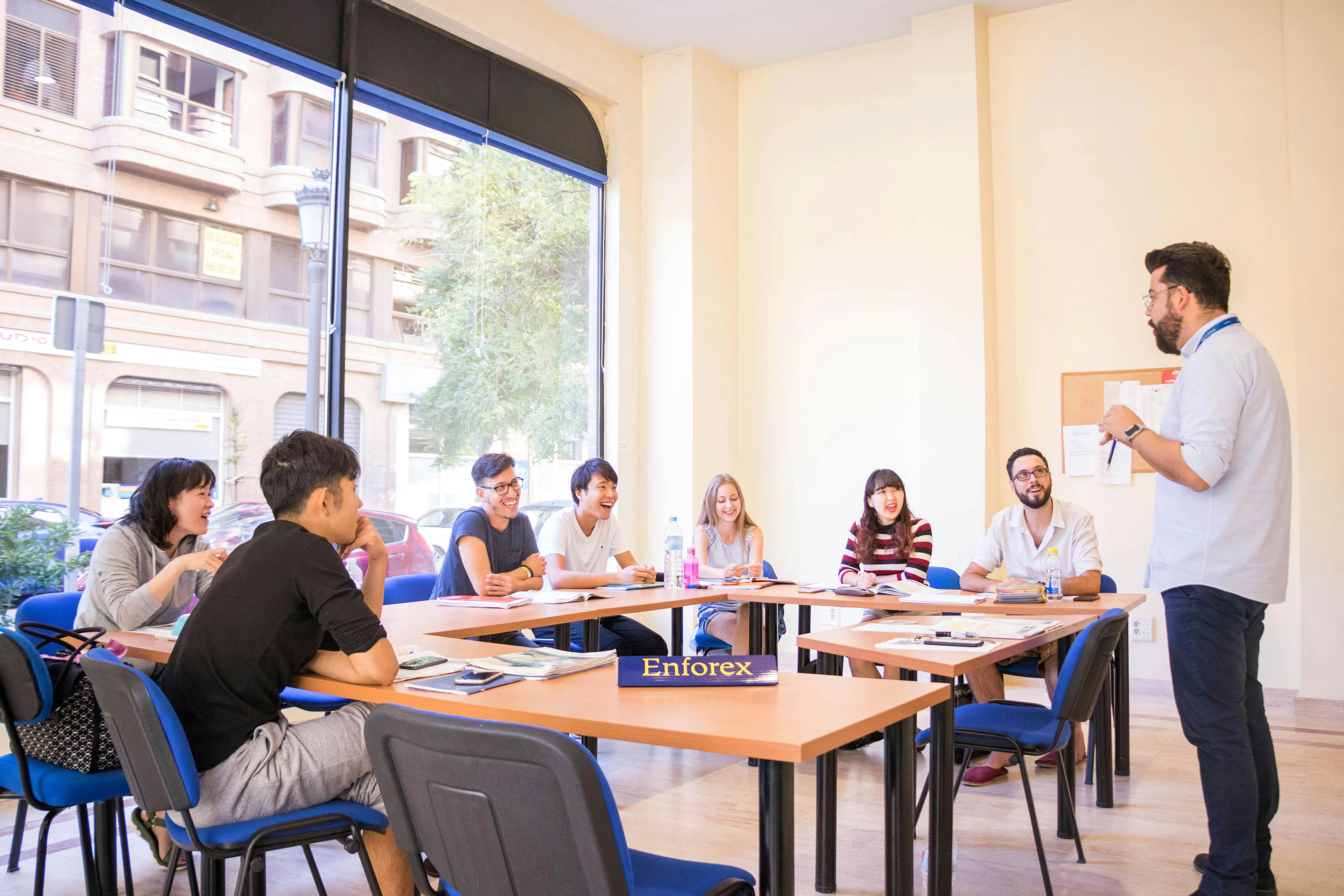 Imparare lo spagnolo nella scuola di Valencia, aula con insegnante