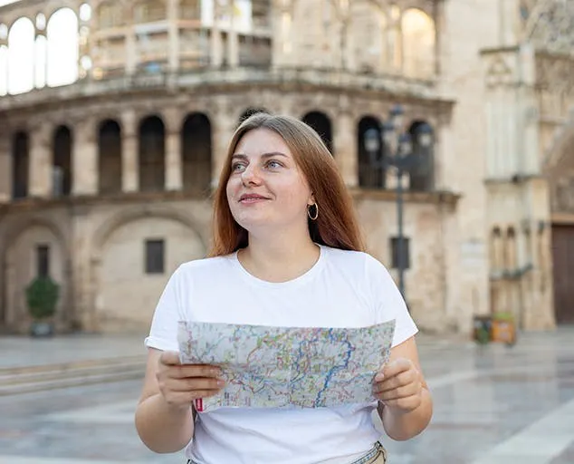 Giovane donna che esplora la città di Valencia