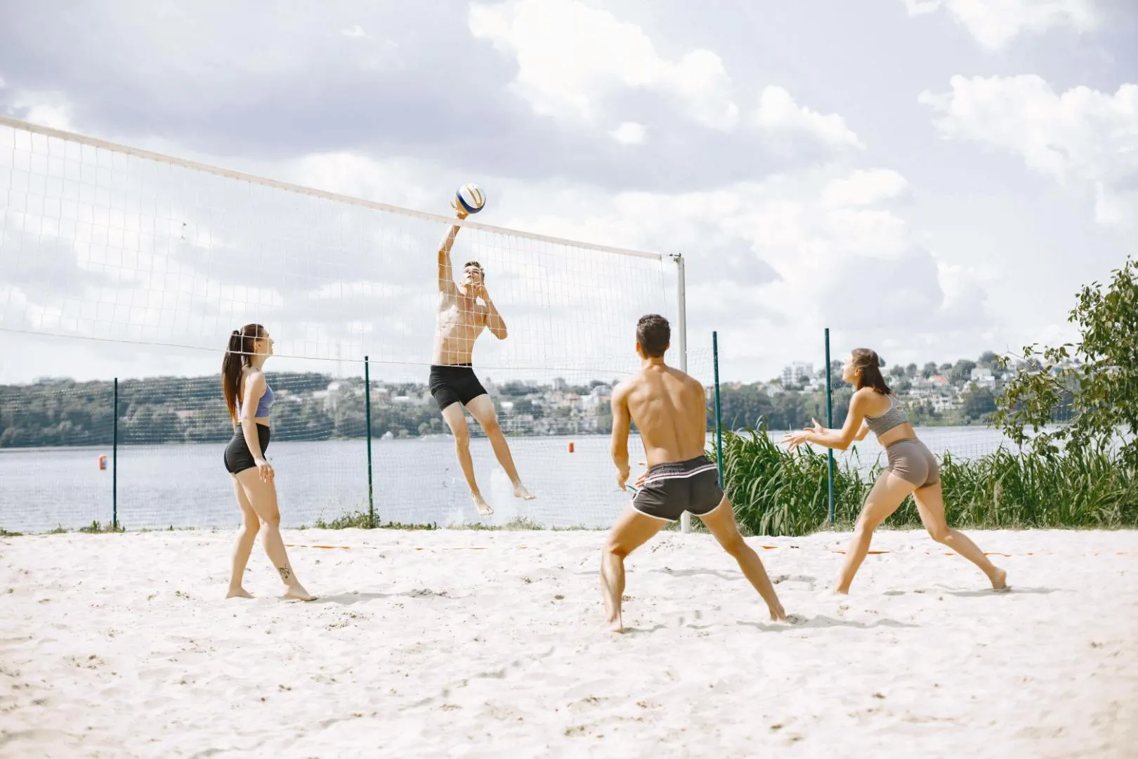 un gruppo di amici che gioca a pallavolo sulla spiaggia
