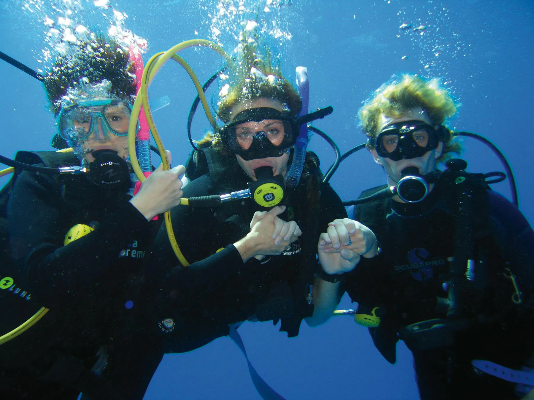 I giovani fanno snorkeling o immersioni sulle barriere coralline e nei cenotes