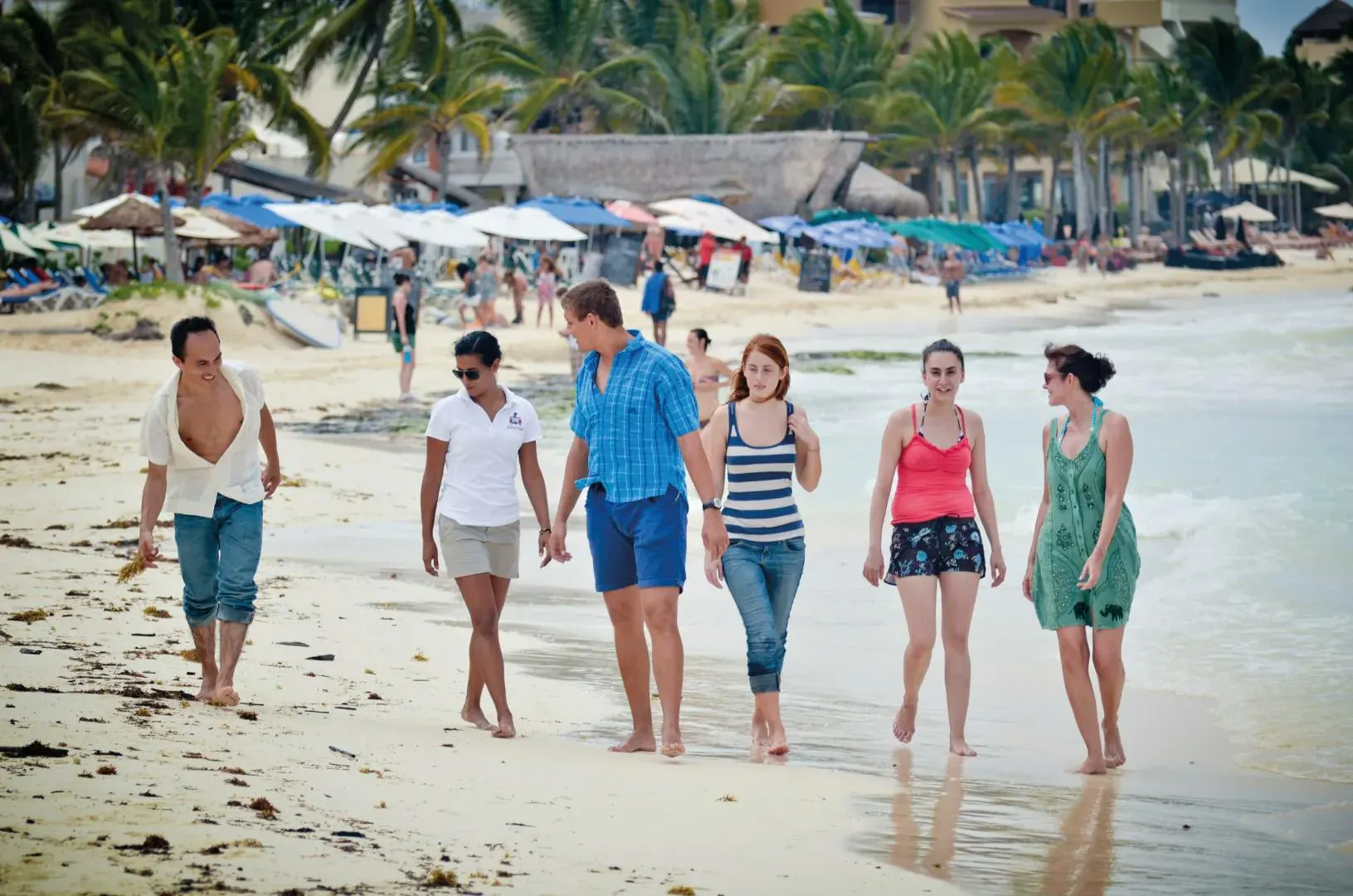 un gruppo di studenti che camminano lungo la spiaggia
