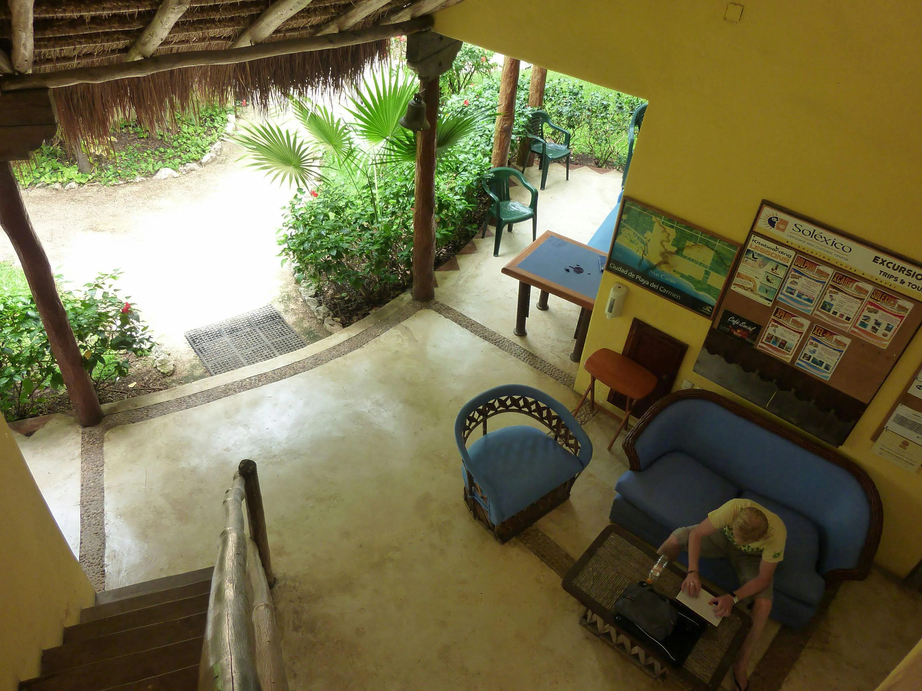 Interno della scuola con area lounge, bacheca e atmosfera tropicale