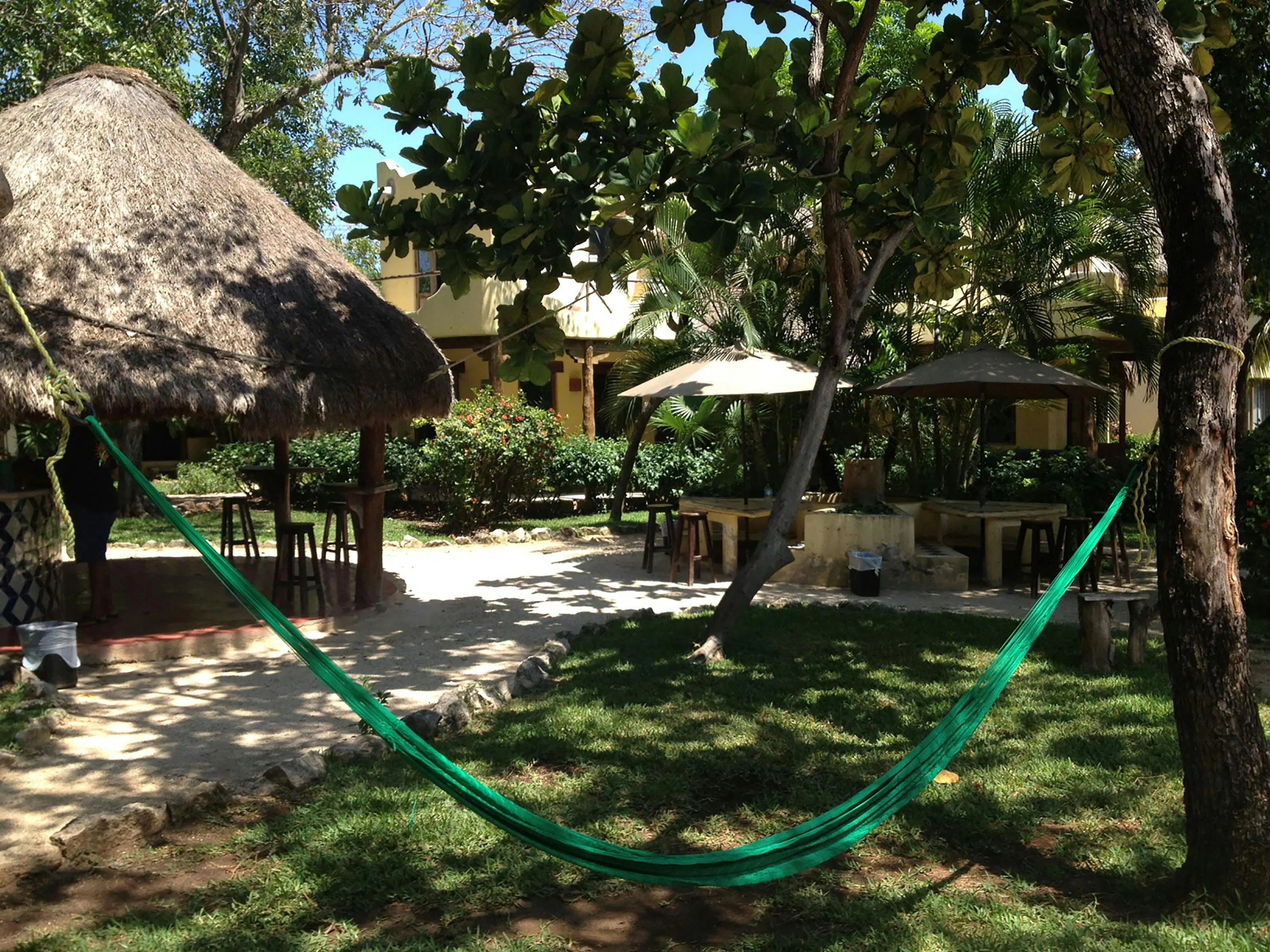 Giardino della scuola con amaca, palapa e aree relax circondate dalla natura