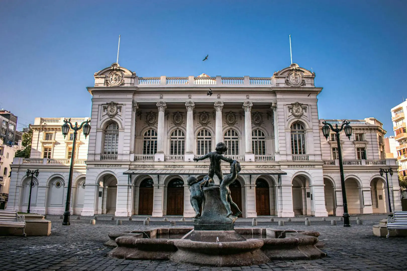 Edificio storico con fontana e statua in una piazza del centro