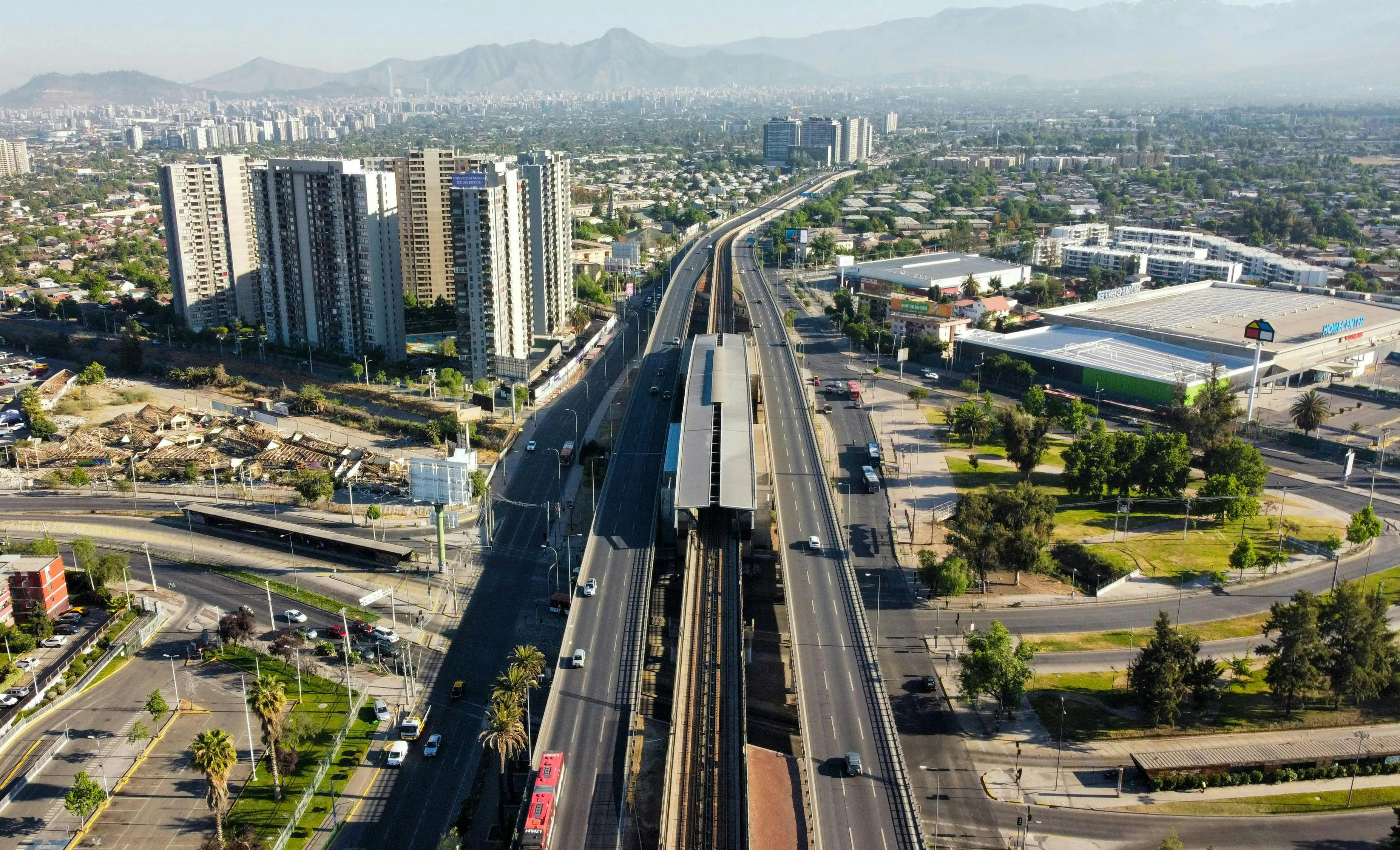Vista urbana con autostrade, grattacieli e montagne che circondano la città
