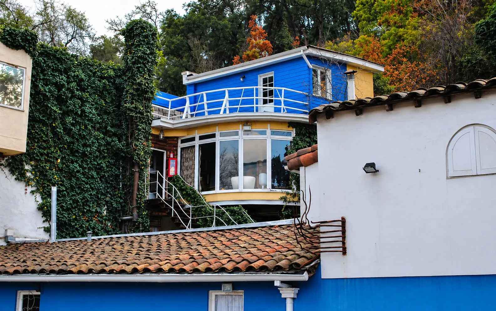 Case colorate su una collina circondate dal verde e dall'architettura tradizionale