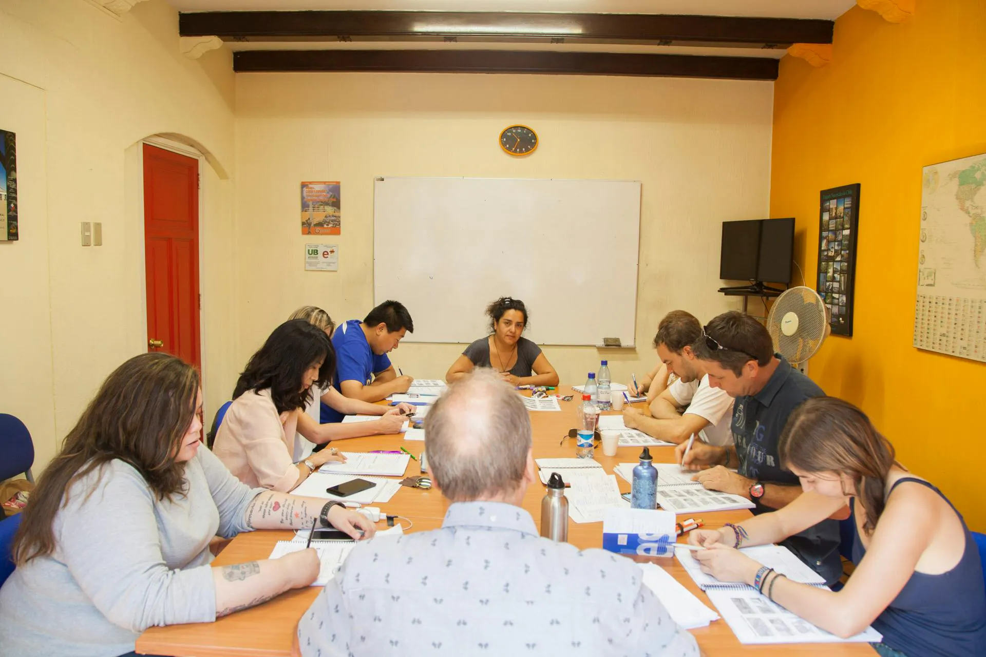 Studenti che partecipano a una lezione di gruppo in un'aula di spagnolo