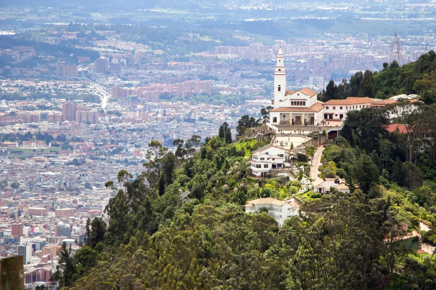 Santuario su una montagna a Bogotà con viste panoramiche sulla città