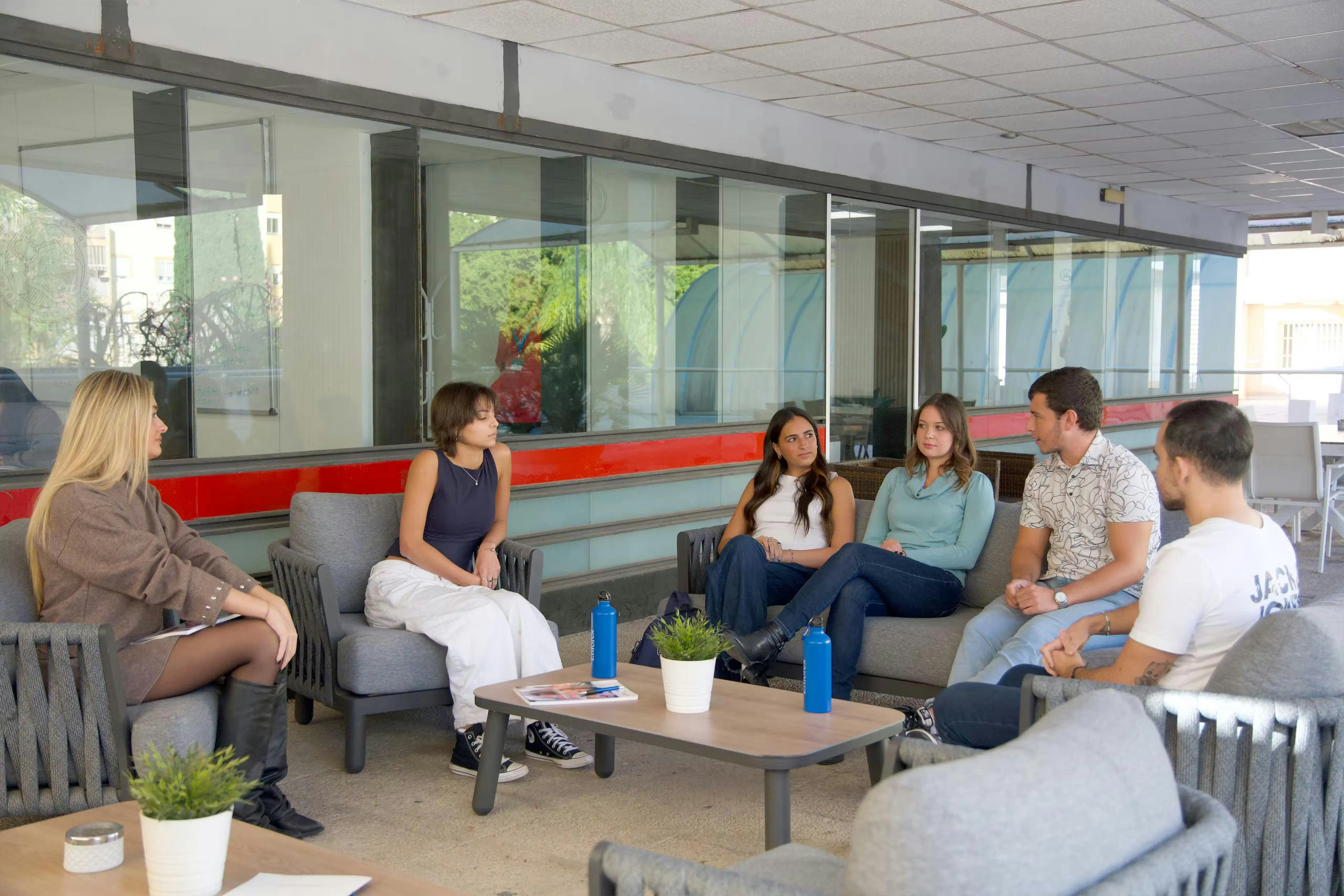 Studenti sorridenti nella nostra scuola di spagnolo a Marbella che godono di lezioni immersive, amicizie internazionali e della vita mediterranea.