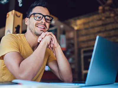 Studente che segue lezioni di spagnolo online