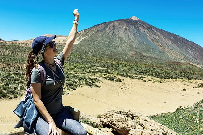 Giovane donna che si gode il panorama nel Teide Natural Park