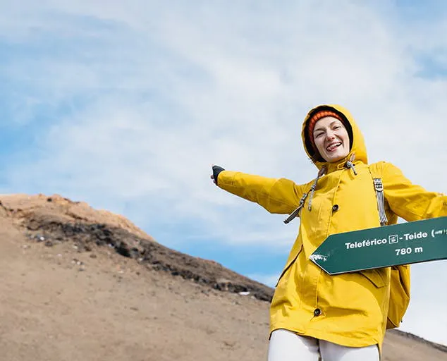 Ragazza che gode del paesaggio mozzafiato del Parco Nazionale del Teide a Tenerife