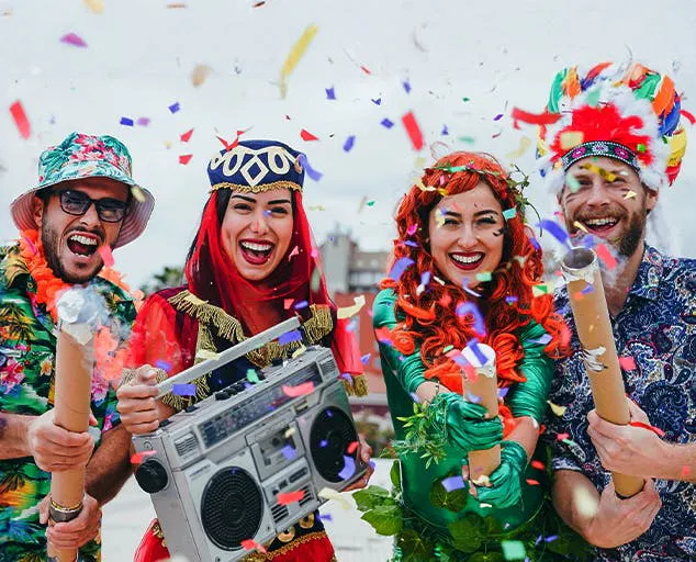 Gruppo di amici che si gode il Carnevale di Tenerife