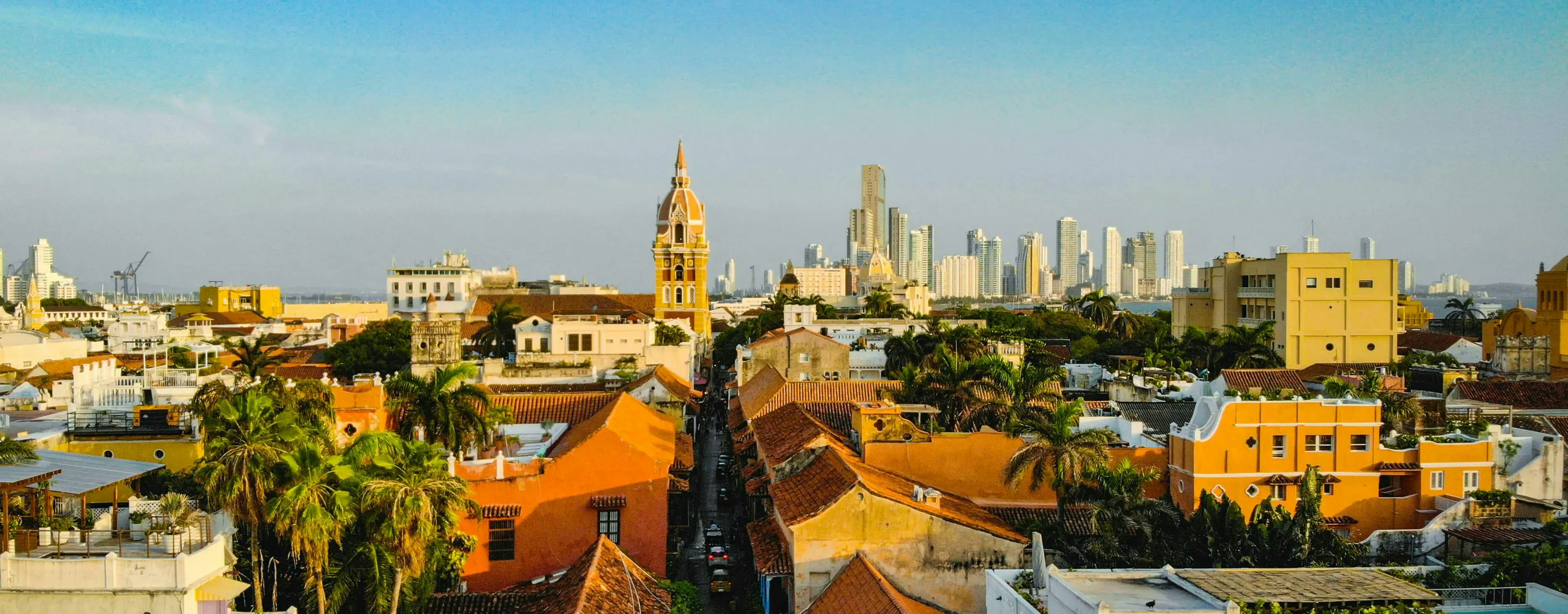 Cartagena de Indias con architettura coloniale, tetti colorati e grattacieli sullo sfondo