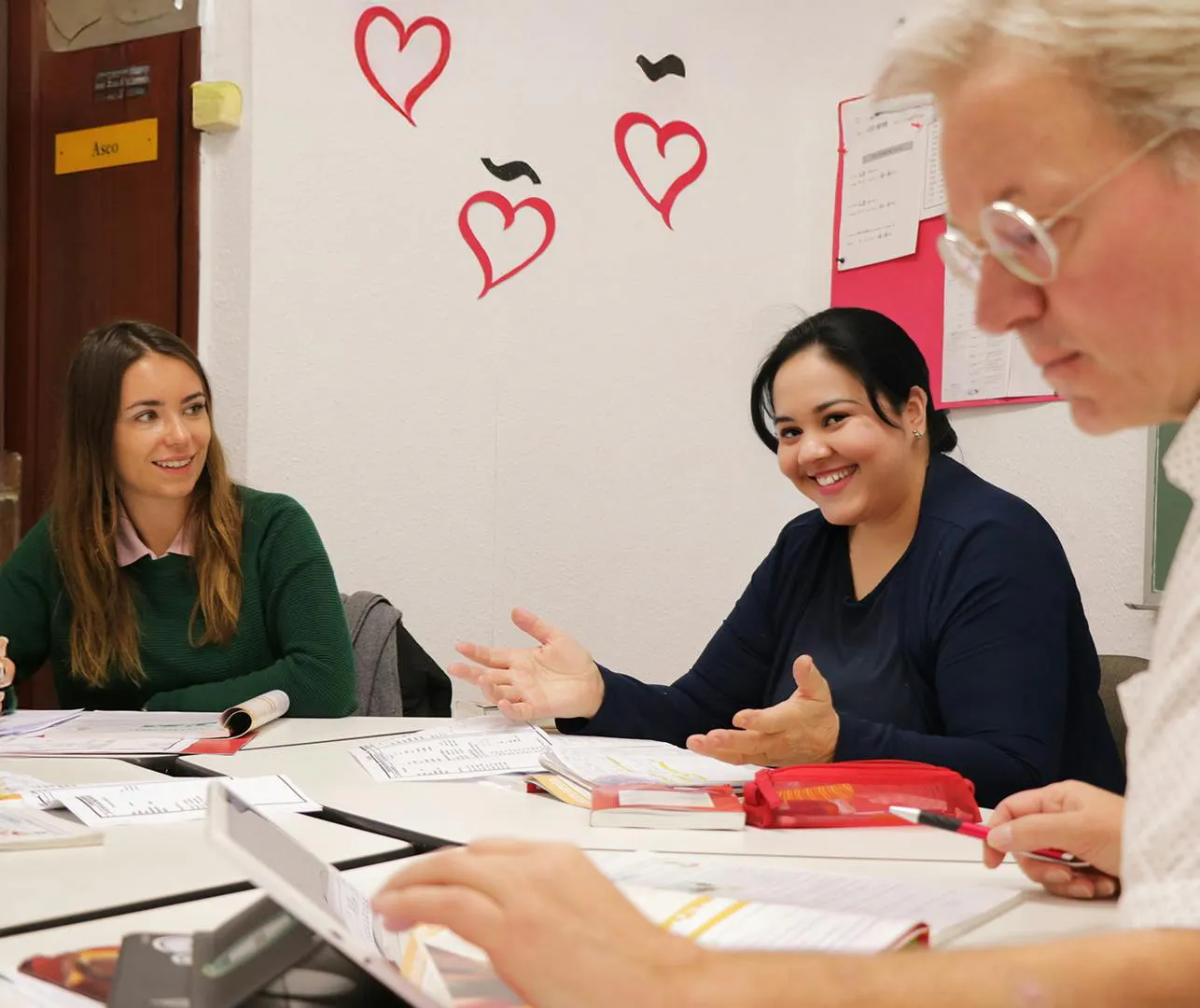 Cortile della scuola con studenti a Tenerife