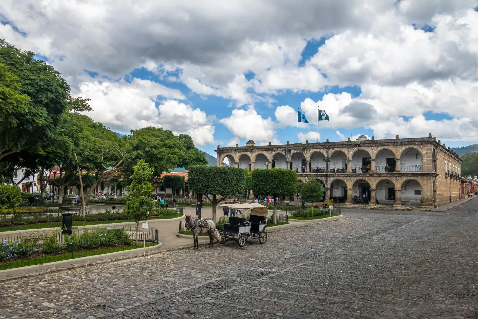 Piazza coloniale in Guatemala con strade acciottolate, giardini e edifici storici