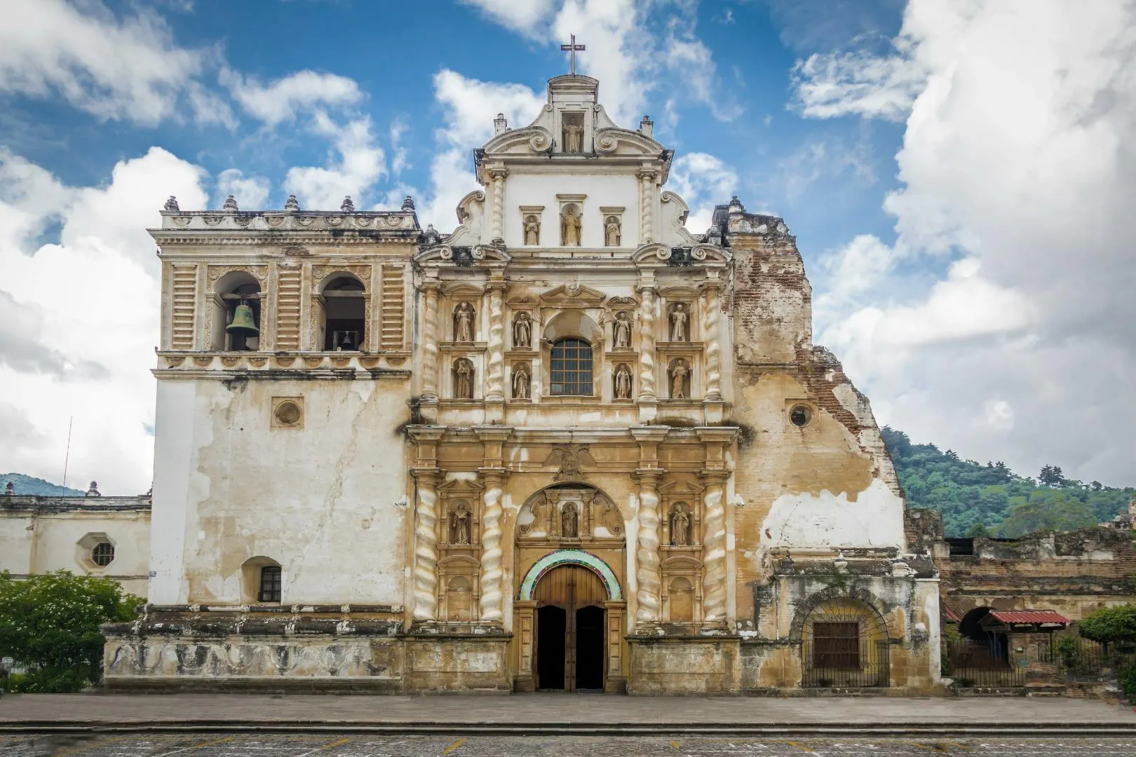 Chiesa storica in Guatemala con facciata barocca e architettura coloniale