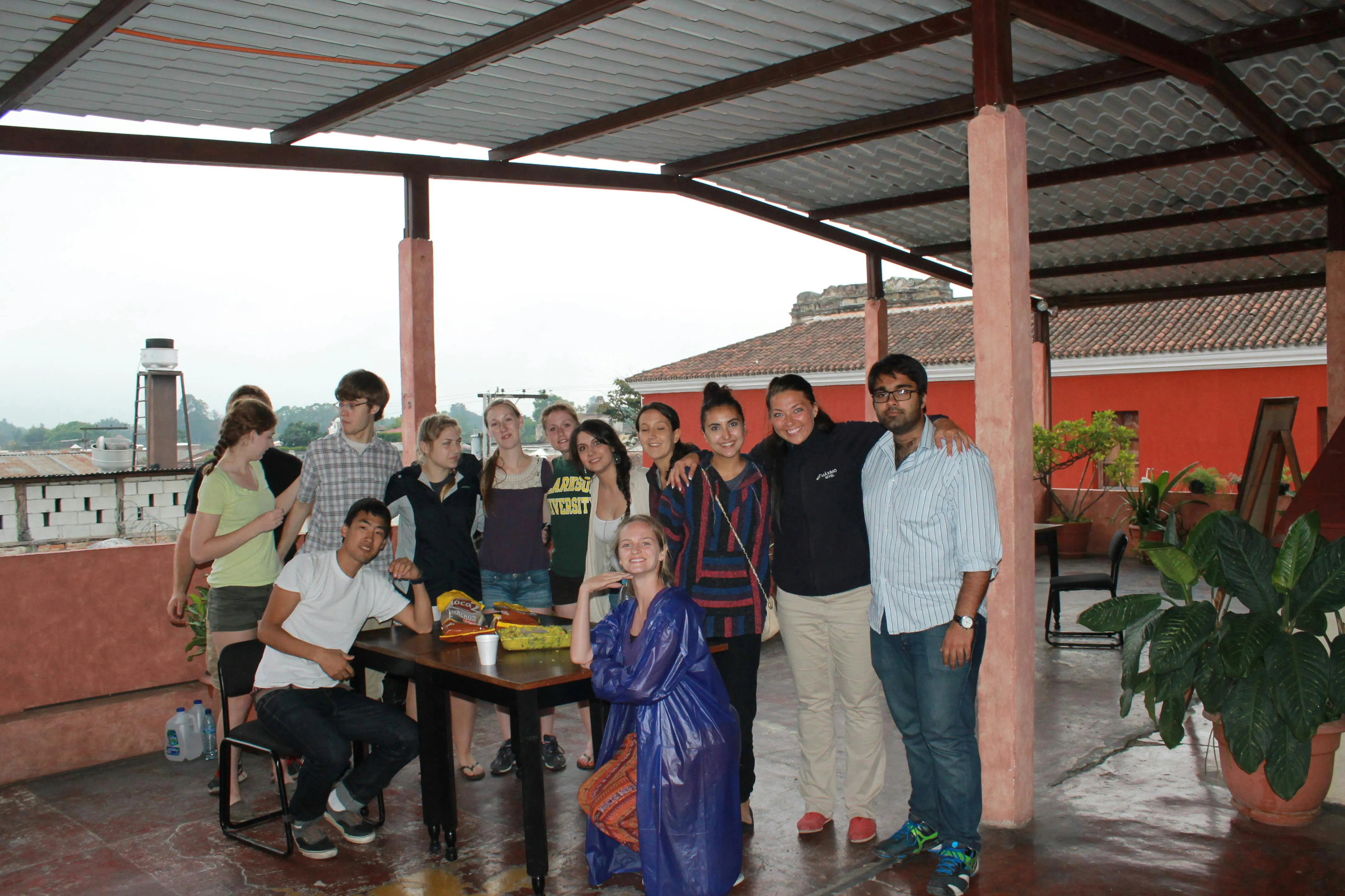 Gruppo di studenti e insegnanti che posano insieme su una terrazza esterna