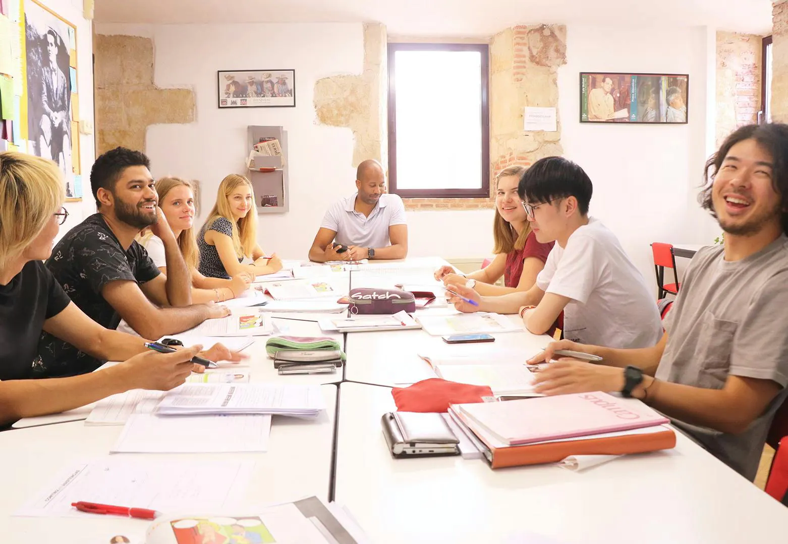 Insegnanti e studenti che interagiscono in coinvolgenti lezioni di spagnolo nella nostra scuola di lingue di Salamanca