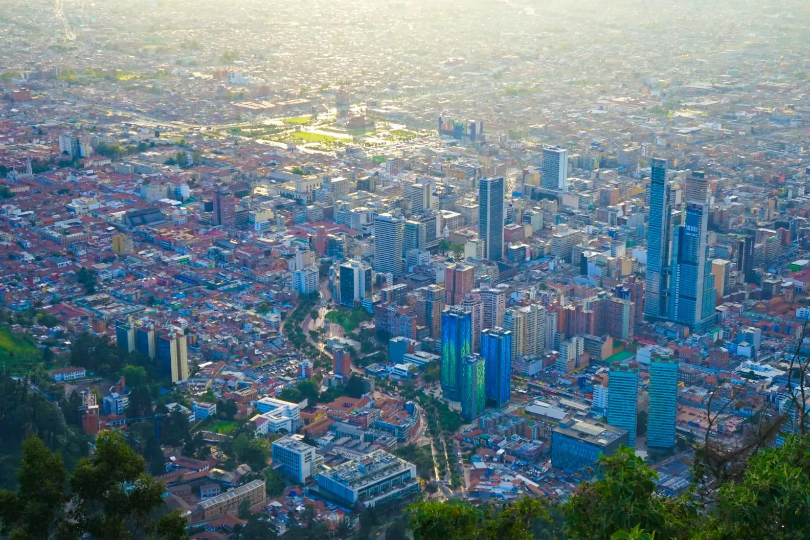 Veduta aerea di una grande città dell'America Latina con grattacieli e aree urbane densamente popolate