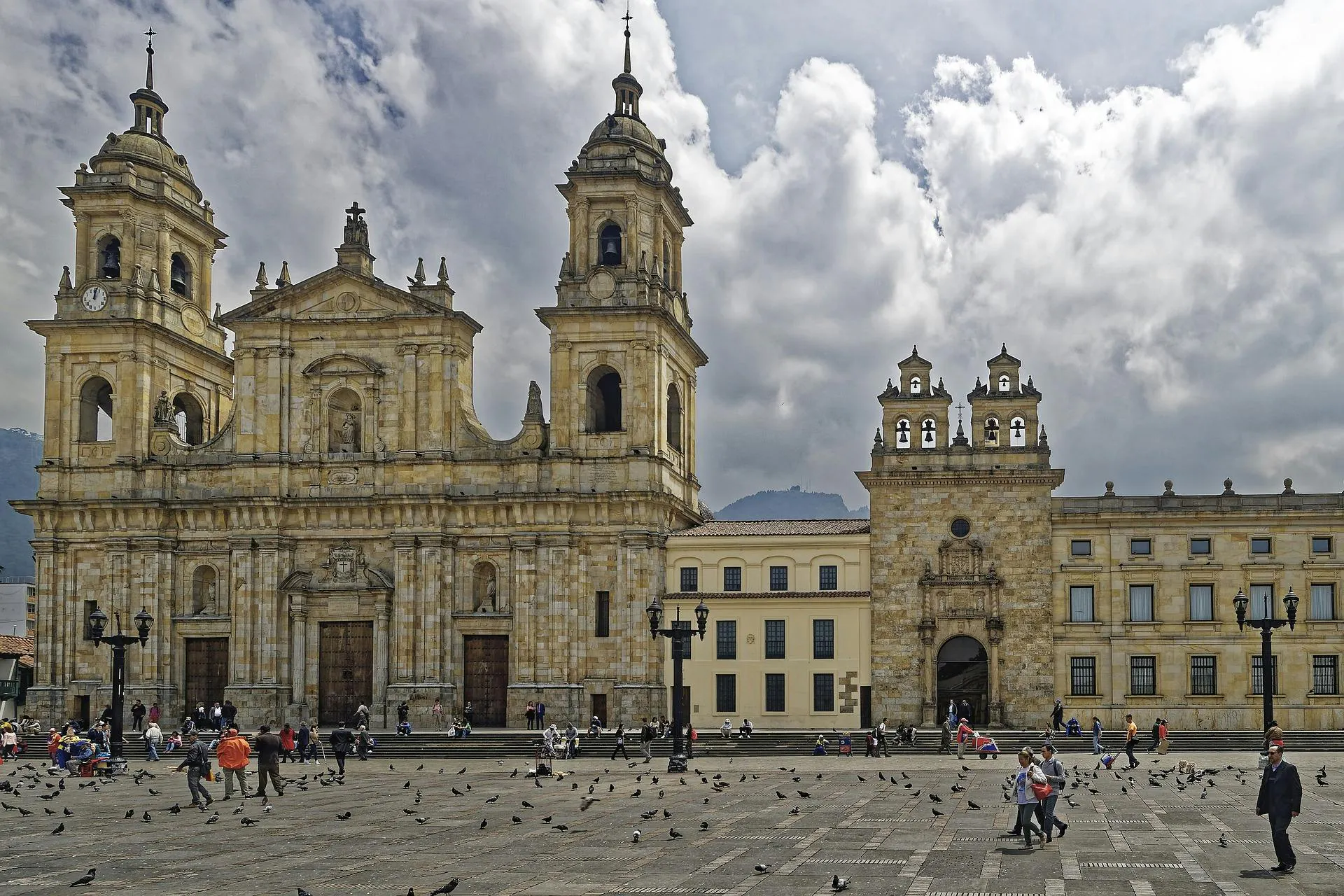 Piazza storica con cattedrale e edifici coloniali nel centro di una città dell'America Latina