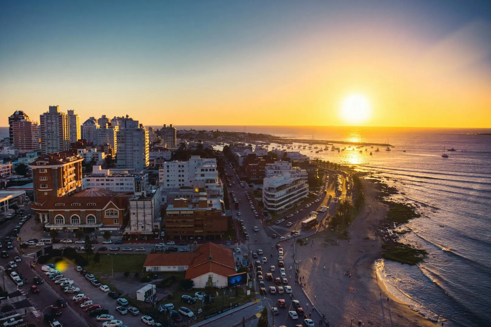 Costa di Montevideo al tramonto con edifici, spiaggia e il Río de la Plata
