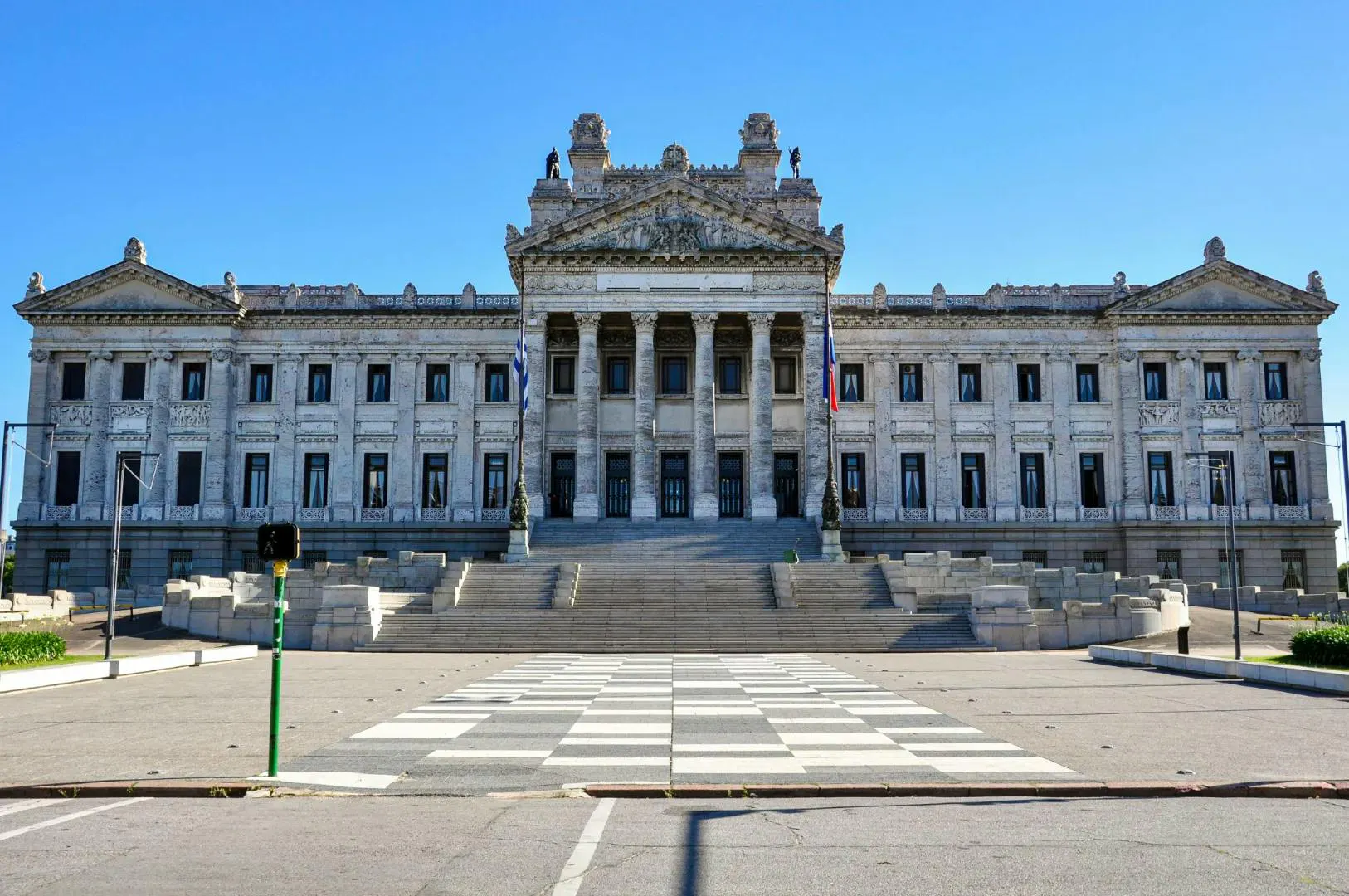 Palazzo Legislativo a Montevideo con architettura neoclassica e una grande piazza davanti